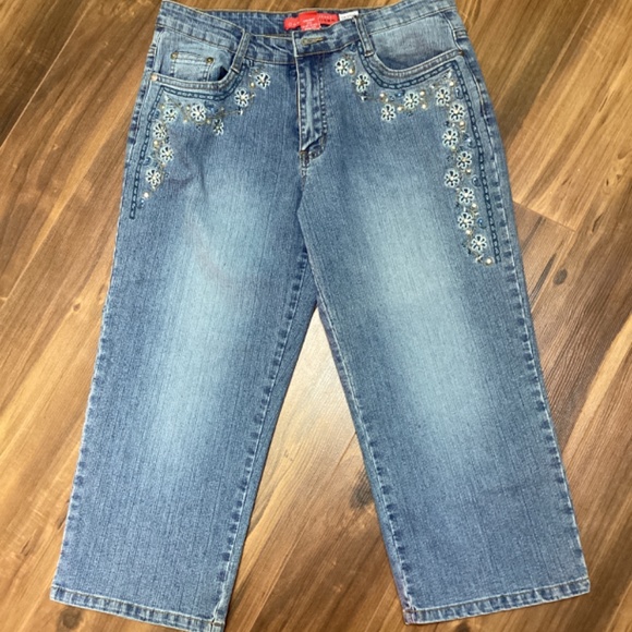 Y2K embellished Cosmopolitan capri jeans, size 8 petite, boho vibe - Picture 3 of 4